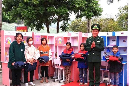 Người lính quân hàm xanh đồng hành cùng giáo dục vùng biên