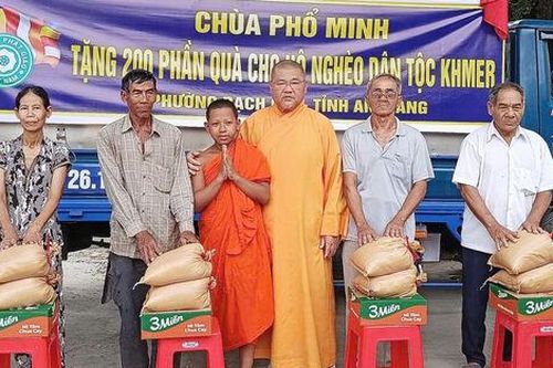Chùa Phổ Minh tặng 1.000 suất quà dịp tết dương lịch