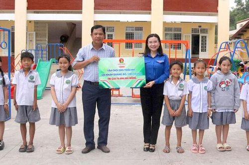 Hội đồng đội Trung ương tặng sân chơi thiếu nhi cho học sinh phường Tịnh Biên