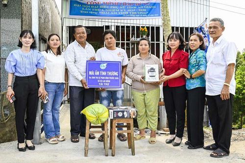 Bàn giao 3 'Mái ấm tình thương' cho phụ nữ xã Cù Lao Giêng