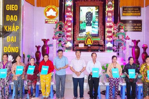 Bàn giao 10 căn nhà Đại đoàn kết cho hộ nghèo xã Thạnh Mỹ Tây