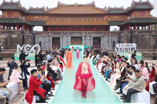 Trình diễn thời trang hưởng ứng Năm Du lịch Quốc gia 2025 'Huế – Kinh đô xưa, Vận hội mới'
