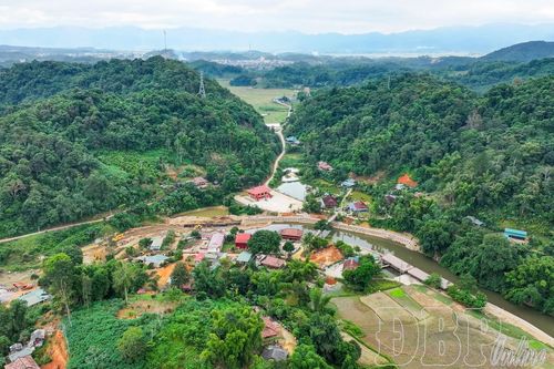 Phiêng Lơi thay áo mới