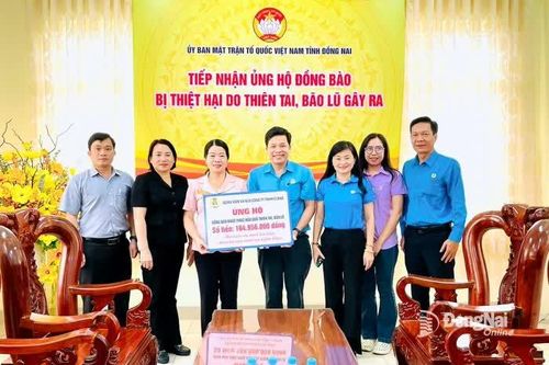 Công nhân lao động Đồng Nai quyên góp ủng hộ người dân bị thiệt hại do bão lũ
