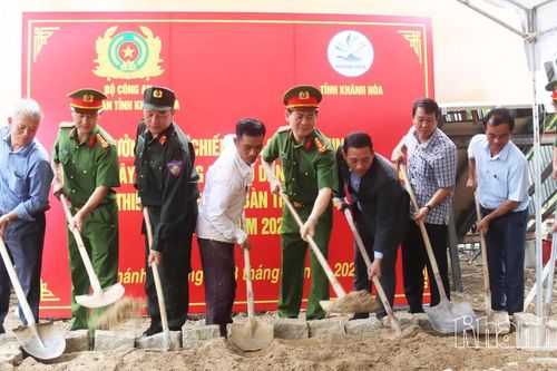 Công an tỉnh Khánh Hòa khởi công xây tặng 15 nhà cho người dân bị thiệt hại do mưa lũ