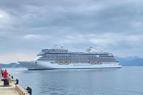 Tàu du lịch quốc tế Seven Seas Explorer mang theo 700 du khách đến Khánh Hòa