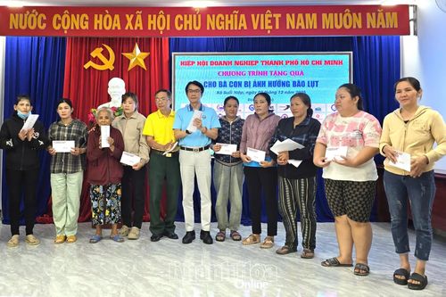 Tặng 150 suất quà cho người dân xã Suối Hiệp bị thiệt hại do mưa lũ