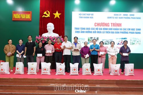 Trao 200 suất quà cho các hộ gia đình và học sinh phường Phan Rang bị ảnh hưởng bởi mưa lũ