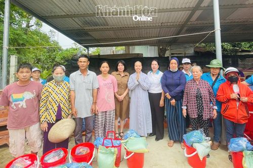Trao 120 suất quà cho các hộ dân bị ảnh hưởng bởi mưa lũ ở phường Nam Nha Trang