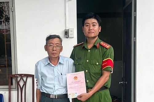 Đánh rơi sổ đỏ trên đường, chủ nhân xúc động khi được công an tìm trao trả