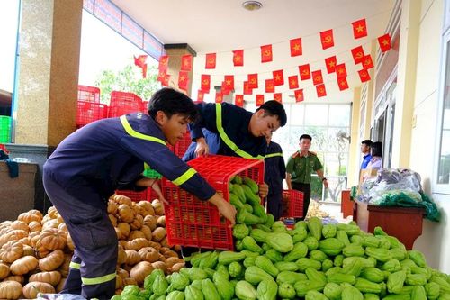 Công an Lâm Đồng hỗ trợ gần 34 tấn rau củ cho người dân vùng lũ Khánh Hòa