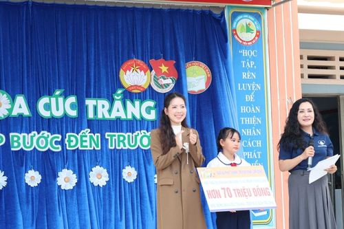 Trao hơn 100 triệu đồng học bổng cho nhân vật Hoa cúc trắng tại phường Lang Biang - Đà Lạt