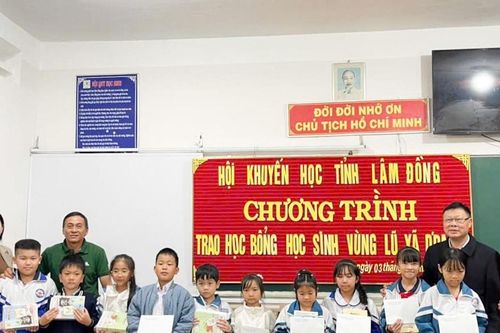 Hội Khuyến học tỉnh Lâm Đồng trao học bổng cho học sinh vùng lũ D'ran