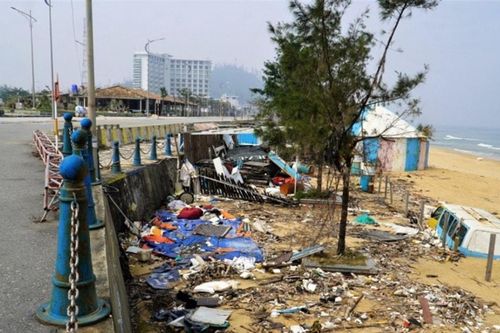 Thiên Cầm sau bão lũ: Bãi biển ngập trong hàng tấn rác thải