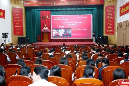 Hơn 1.000 học sinh, nhân dân tham gia xem phim 'Mưa đỏ'