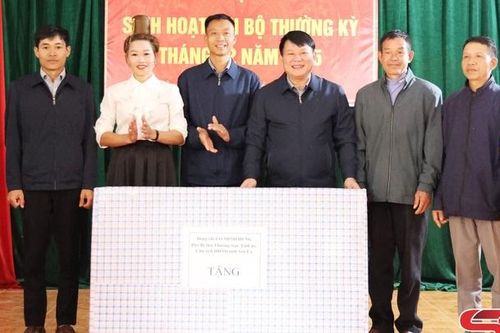 Đồng chí Phó Bí thư Thường trực Tỉnh ủy dự sinh hoạt Chi bộ bản Cang Mường