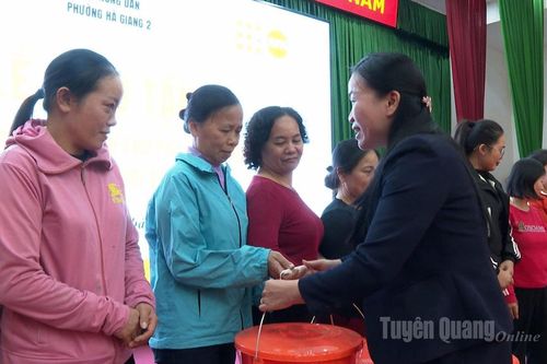 Hội Nông dân tỉnh tặng 400 bộ đồ dùng thiết yếu cho hội viên