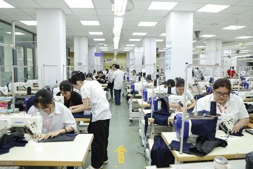 Cô trò trường Đại học Công nghiệp TP HCM may hàng trăm bộ đồng phục tặng học sinh vùng lũ