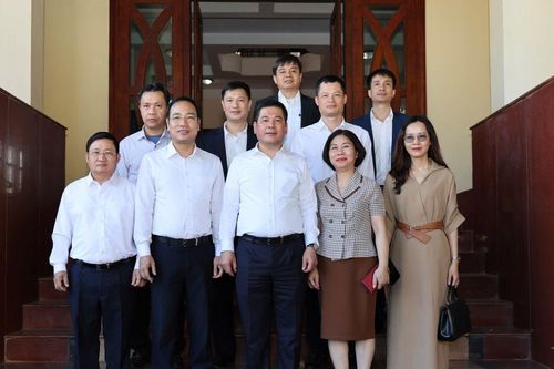 Bộ trưởng Nguyễn Hồng Diên làm việc với Thương vụ Việt Nam tại Lào