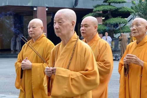 Đức Pháp chủ GHPGVN dâng hương trước tháp Đa Bảo - nơi tôn trí xá-lợi Trái tim Bồ-tát Thích Quảng Đức