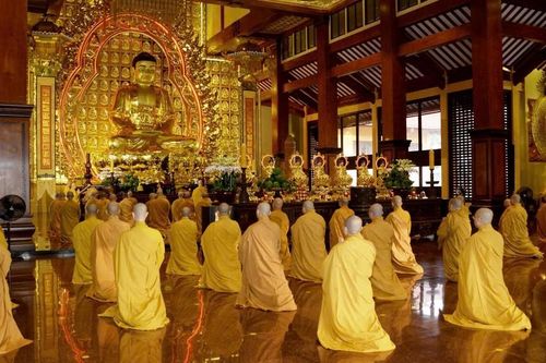Chư Tăng TP.HCM Bố-tát, thính giới chung tại Việt Nam Quốc Tự