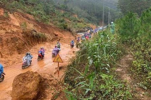 Quảng Ngãi: Sau cả tháng mưa lũ, giao thông nhiều nơi vẫn chia cắt