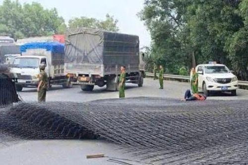 Bản tin TNGT 3/12: Thép từ xe container rơi xuống đường khiến đôi nam nữ đi xe máy gặp nạn