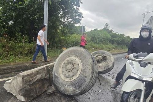 Xe tải đâm vào dải phân cách, lật chắn ngang đèo Cù Hin làm giao thông ách tắc