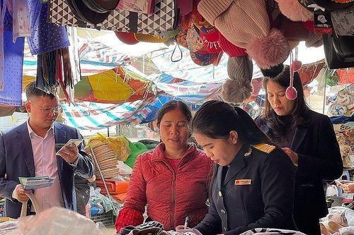 Lạng Sơn: Công chức Thuế cơ sở 3 đến từng hộ kinh doanh hướng dẫn chuyển sang kê khai