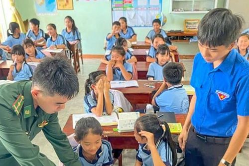 Đồn Biên phòng Xuân Hòa tổ chức sinh hoạt ngoại khóa, tuyên truyền pháp luật cho học sinh