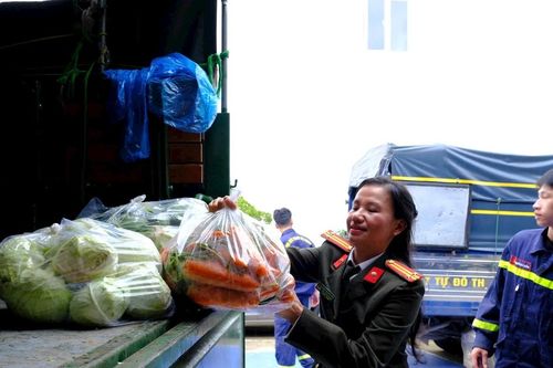 Công an tỉnh Lâm Đồng hỗ trợ gần 34 tấn nông sản cho người dân Khánh Hòa sau bão lũ