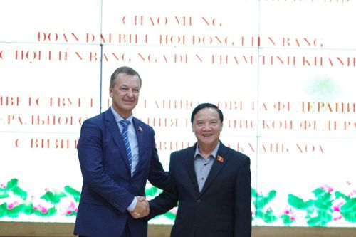 Lễ trao quà hỗ trợ bà con nhân dân tỉnh Khánh Hòa bị thiệt hại do mưa lũ