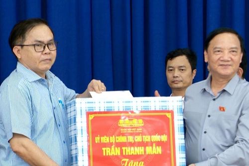 Phó Chủ tịch Quốc hội Nguyễn Khắc Định thăm, tặng quà trường học, cơ sở y tế bị thiệt hại do mưa lũ tại Khánh Hòa