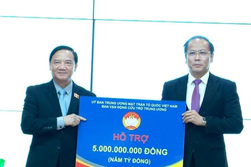 Lễ trao quà hỗ trợ bà con nhân dân tỉnh Khánh Hòa bị thiệt hại do mưa lũ