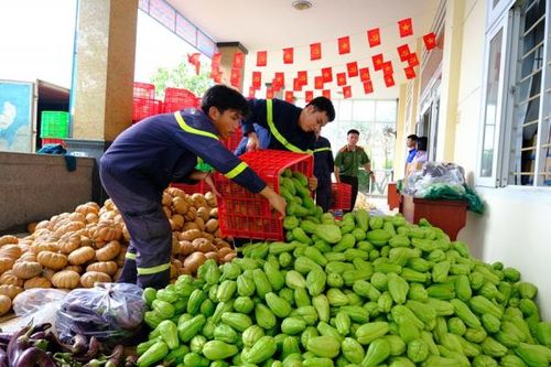 Công an Lâm Đồng hỗ trợ hàng chục tấn nông sản giúp bà con vùng lũ Khánh Hòa