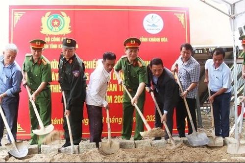 Công an tỉnh Khánh Hòa khởi công xây dựng 15 căn nhà tặng người dân bị thiệt hại do mưa lũ