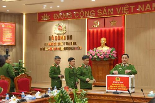 Lực lượng Cảnh sát Quản lý trại giam ủng hộ đồng bào miền Trung, Tây Nguyên bị thiệt hại do bão, lũ