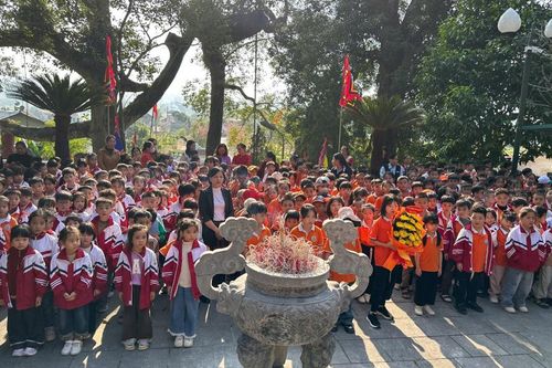 Hơn 400 học sinh Trường Tiểu học Sông Hiến tham quan Đền Kỳ Sầm nơi thờ danh tướng Nùng Trí Cao