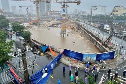 Hố 'tử thần' khổng lồ 'nuốt chửng' 1 người và 2 ôtô tại Đà Nẵng