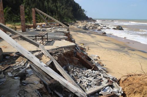 Bãi biển đẹp hoang sơ ở Huế tan nát, nguy cơ xóa sổ do thiên tai liên tiếp