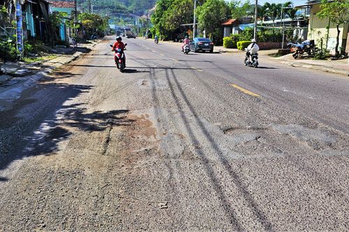 Ổ gà, ổ voi 'nhiều năm tuổi' trên quốc lộ 19 qua Gia Lai: Dân khổ, tài xế ám ảnh