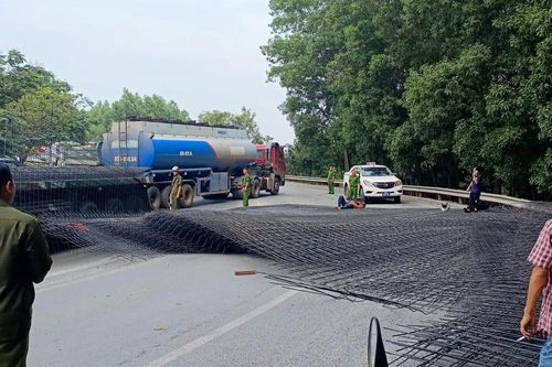 Cả trăm tấm lưới thép rơi từ xe đầu kéo trúng 2 người đi đường