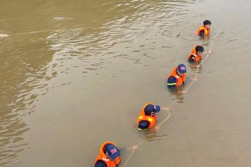 Cảnh sát lặn tìm tung tích nam thanh niên mất tích trên sông Cánh Hòm