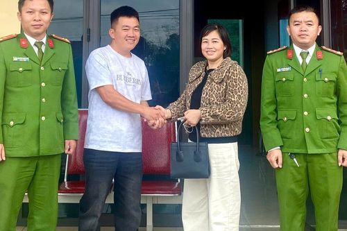 Trả lại hơn 300 triệu đồng cho người chuyển nhầm vào tài khoản