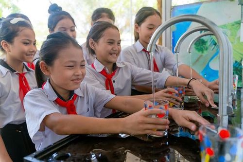 Trẻ em ở trường uống bao nhiêu nước mỗi ngày là phù hợp?