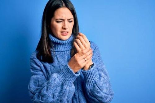 6 cách tự nhiên giúp giảm bùng phát viêm khớp khi trời lạnh