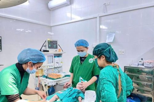 Ngã tại nhà, bé 3 tháng tuổi bị lõm đầu và xuất huyết nội sọ