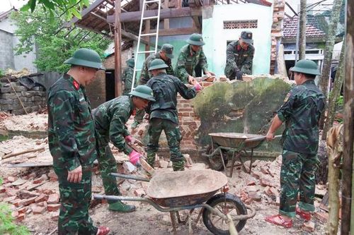 Bộ đội khẩn trương giúp dân dựng nhà mới sau những ngày mưa lũ