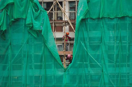 Hồng Kông chạy đua tháo dỡ lưới giàn giáo tại các tòa nhà