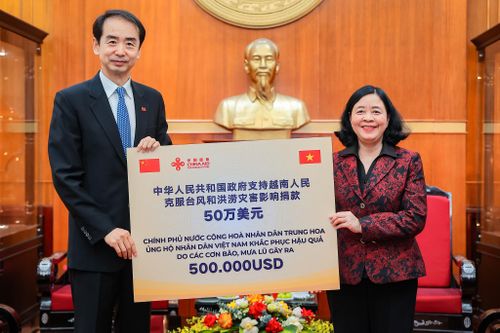 Chủ tịch Bùi Thị Minh Hoài tiếp nhận 500.000USD từ Chính phủ Trung Quốc hỗ trợ Việt Nam khắc phục hậu quả bão lũ